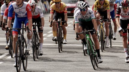 Fernando Barceló entrando en tercer lugar en la meta de Barcelona.