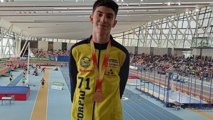 Aarón Gastón posa con la medalla de bronce obtenida en el Nacional Sub-16.
