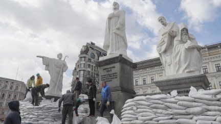 Voluntarios protegen con sacos de arena distintos monumentos y edificios de la ciudad de Kiev. (EFE/EPA/SERGEY DOLZHENKO)