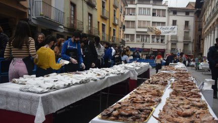 Barbastro (Huesca) reparte más de 12.000 dulces en la XXVII Fiesta del Crespillo. / Foto: Europa Press.