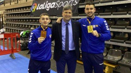 Guillermo Andrés (izquierda) y Marcos Martínez (derecha), posan con sus medallas.