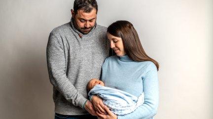 Foto de familia de Marco, el primer niño nacido en Tronchón en 12 años.