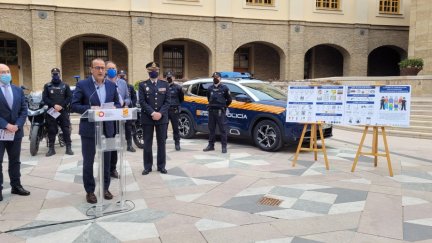 Presentación del cuaderno de comunicación con pictogramas para situaciones de emergencias. / Foto: Gobierno de Aragón.