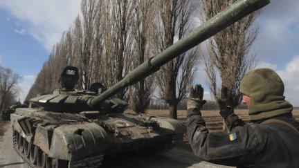 Un militar ucraniano controla un tanque ruso capturado. / Foto: EFE