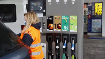 Un hombre repostando en una gasolinera. / Foto. Europa Press