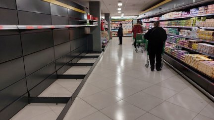 Las estanterías de leche de un supermercado de Zaragoza estaban vacías la pasada semana. / Aragón Noticias