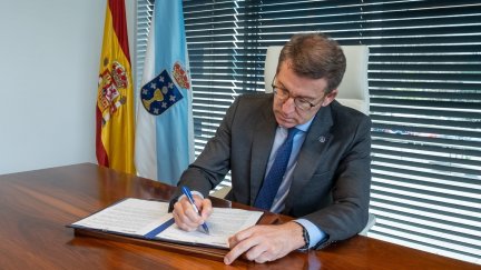 El presidente de la Xunta y candidato a liderar el PP, Alberto Núñez Feijóo, firma su dimisión. / EP