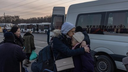 Varias personas huyen de Mariupol. / Foto: EFE/EPA/ROMAN PILIPEY