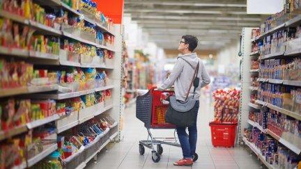 Una mujer hace la compra en un supermercado.
