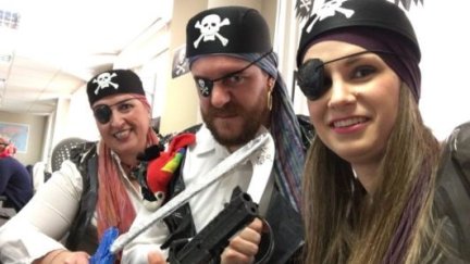 Trabajadores de centralreservas.com disfrazados de piratas en el Día de la Diversión en el Trabajo.