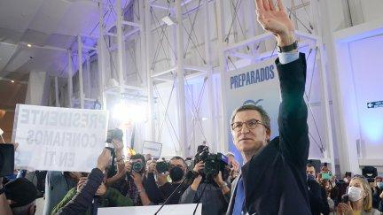 Alberto Núñez Feijóoo, saluda en la celebración de un acto del PP de Galicia. / Foto: EP