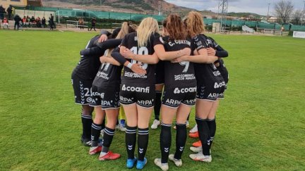 Las jugadoras del Zaragoza CFF se motivan antes de un encuentro reciente.