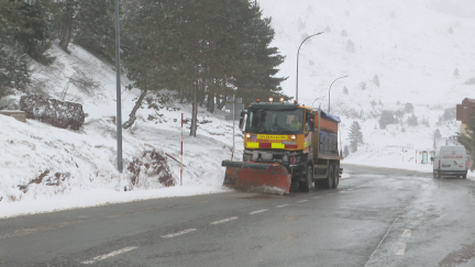 Las quitanieves han tenido que salir de nuevo para despejar algunas carreteras del Pirineo.