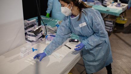 Una sanitaria prepara los test rápidos de antígenos.
