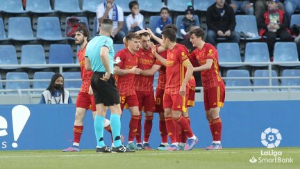 Los jugadores del Real Zaragoza se abrazan tras el primer gol.