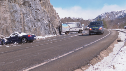 La nieve ha estado dificultando el tráfico en las carreteras del Pirineo.