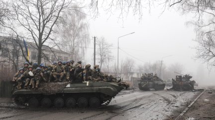 Tropas ucranianas en una de las localidades recuperadas al norte de Kiev. (EFE/EPA/STR)
