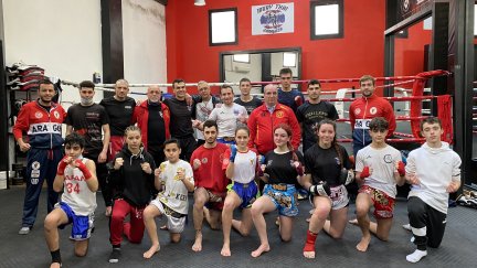 Componentes y técnicos de la selección aragonesa de Muay thai.