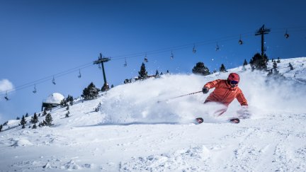 Un esquiador en el Pirineo aragonés. (Aramon).