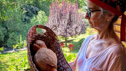 Asunción Coyo con uno de sus 'tiñols'. / Foto: @panesfarredelaigua