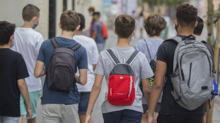 Alumnos de instituto antes de entrar al centro. / EP