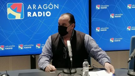 Javier Alcober en los estudios de Aragón Radio.
