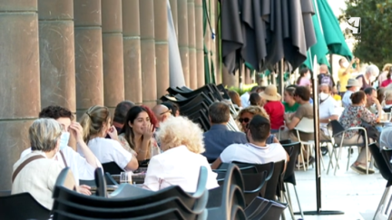Varias personas en terrazas de Zaragoza.