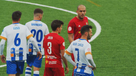 Los jugadores de la SD Ejea lamentan su descenso al final del encuentro.