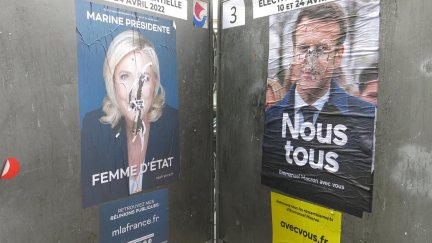Dos carteles electorales de Emmanuel Macron y Marine Le Pen se "enfrentan" también en las calles de París. / Foto: EFE