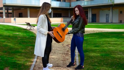 La psicóloga de Calatayud (de blanco) hace entrega de la guitarra a María, la joven ucraniana.