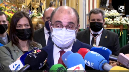 Javier Lambán, en declaraciones a los medios, en la iglesia de Santa Isabel de Portugal.