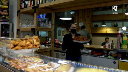 Empleada de un bar trabajando este Jueves Santo en Zaragoza.