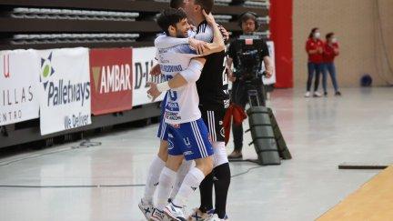 Los jugadores del Fútbol Emotion Zaragoza celebran uno de los goles.
