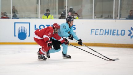 Disputa entre los jugadores del Club Hielo Jaca y el Barça