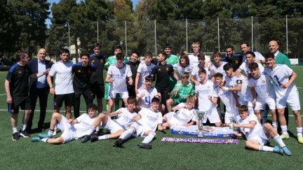 Los jugadores del Real Madrid posan tras conquistar la victoria.