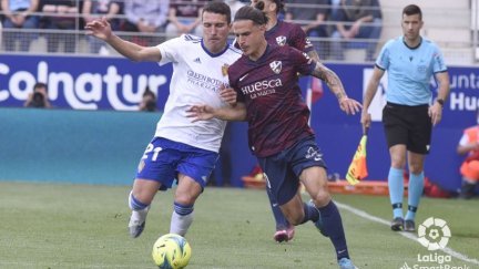 Zapater y Seoane pugnan por un balón. Foto: Aragón Deporte.