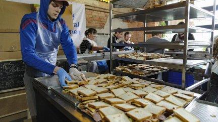 Voluntarios preparan comida con la ONG World Central Kitchen en Ucrania (imagen de archivo). / Foto: EFE