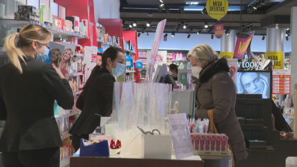 La mascarilla deja de ser obligatoria en comercios, aunque se recomienda a personas con factores de riesgo.