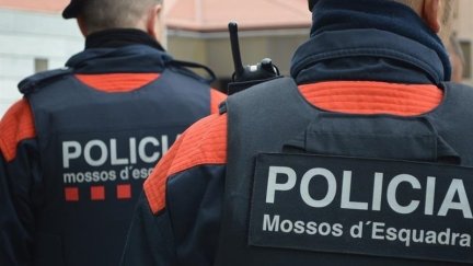 Imagen de archivo de dos agentes de los Mossos d'Esquadra.