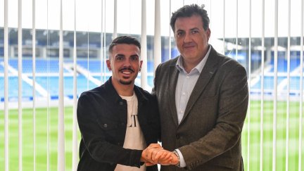 Joaquín Muñoz posa con Manolo Torres tras firmar el acuerdo de renovación.