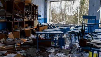 Un aula destruida en una escuela en Kukhari, en Ucrania. ( EFE/EPA/OLEG PETRASYUK).