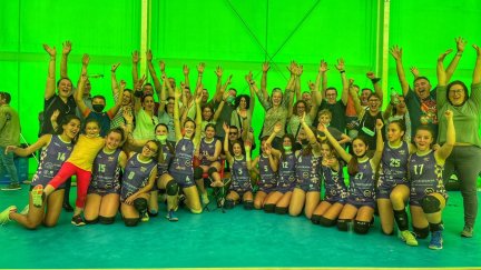 Jugadoras y familiares de un equipo del torneo posan tras un encuentro.