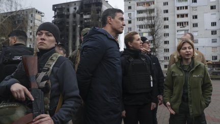 El presidente del Gobierno, Pedro Sánchez, y la primera ministra danesa, Mette Frederiksen, acompañados por la viceprimera ministra de Ucrania de Asuntos Europeos, Olha Stefanishyna, en su visita este jueves a la ciudad de Borodianka, en Ucrania. (EFE/Miguel Gutiérrez).