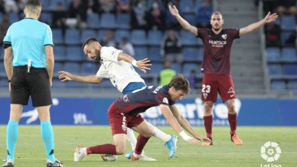 Mosquera pugna por un balón en el Heliodoro Rodríguez López.