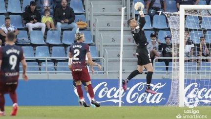 Andrés Fernández detiene un balón durante el duelo en Tenerife.