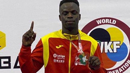 Babacar Seck posa tras hacerse con el oro.