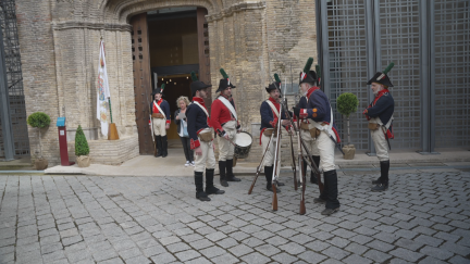 Recreación del cambio de guardia en la puerta del palacio de la Aljafería.