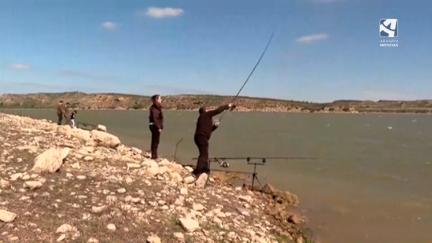 Varios aficionados a la pesca en el embalse de Mequinenza.