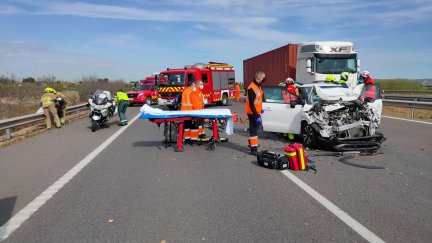 Los servicios de emergencia han atendido a los cuatro ocupantes de los vehículos siniestrados. / Foto: Ayuntamiento de Zaragoza