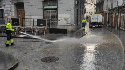 Trabajos de limpieza en la Rúa de Dato de Calatayud tras la tromba de agua registrada el martes por la tarde. / Ayuntamiento de Calatayud